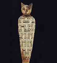 Священная кошка из храма богини Баст, мумифицированная после смерти